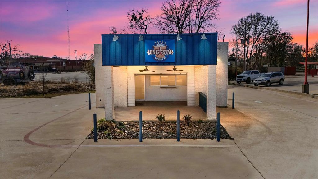 207 N Henderso Boulevard, Kilgore