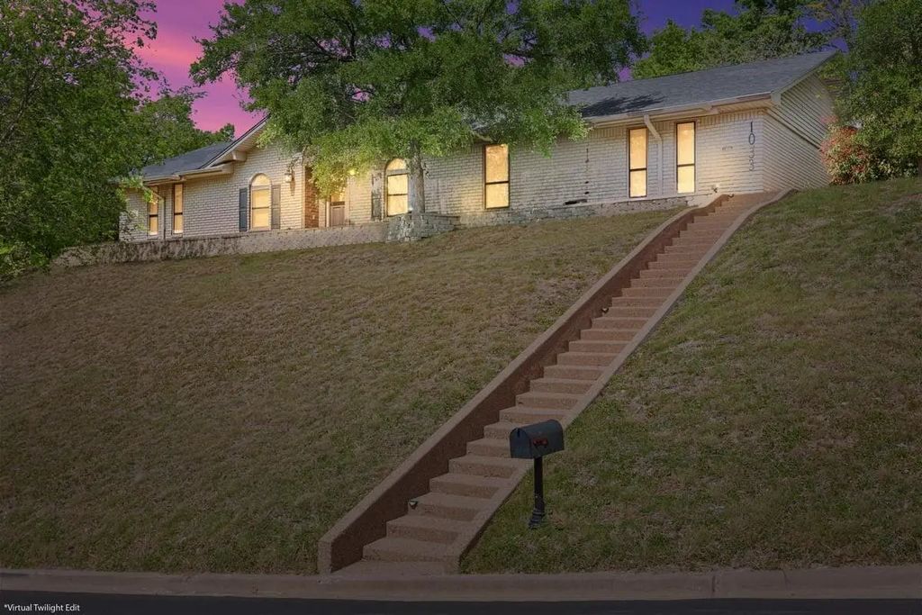 1033 Wedgewood Drive, Woodway