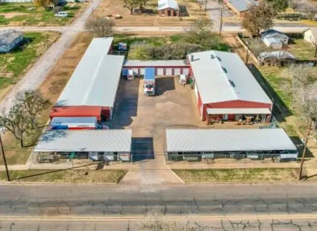 810 S Main Street, Quanah