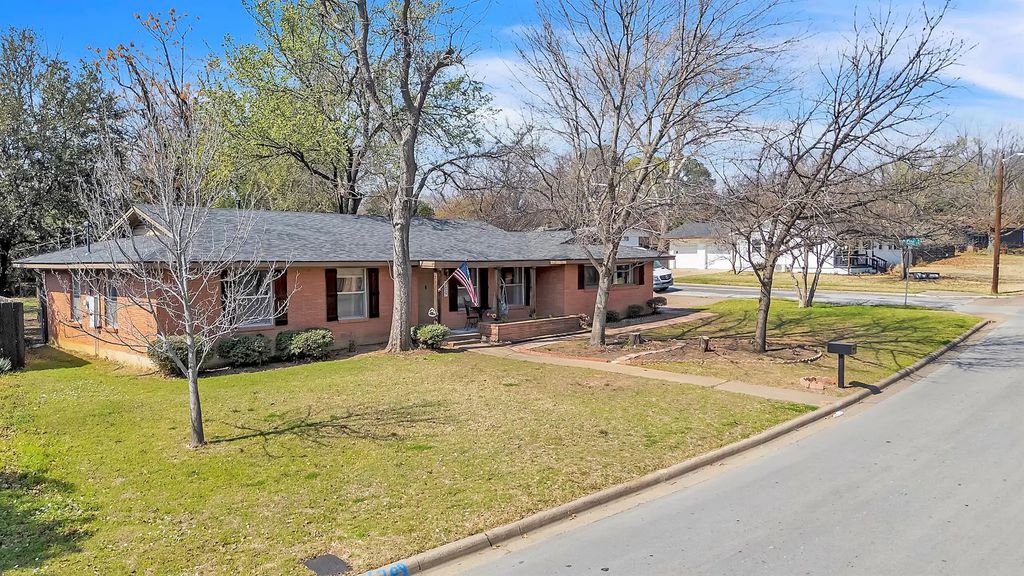 709 Hurstview Drive, Hurst