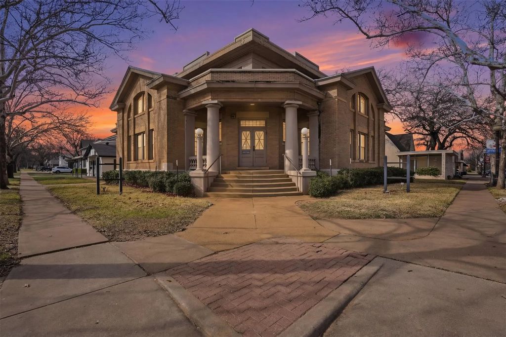 700 Elm Street, Graham