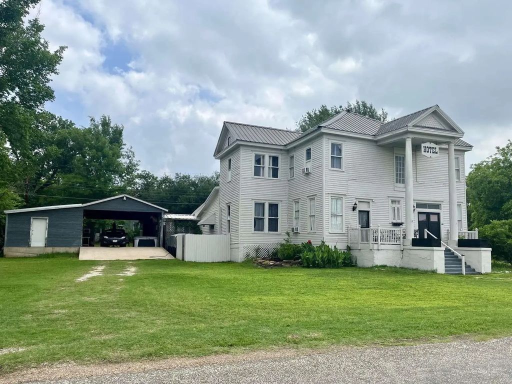 408 S Railroad Avenue, Calvert