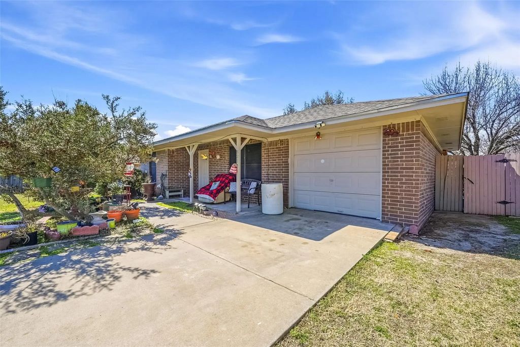 821 Jennifer Court, Sanger