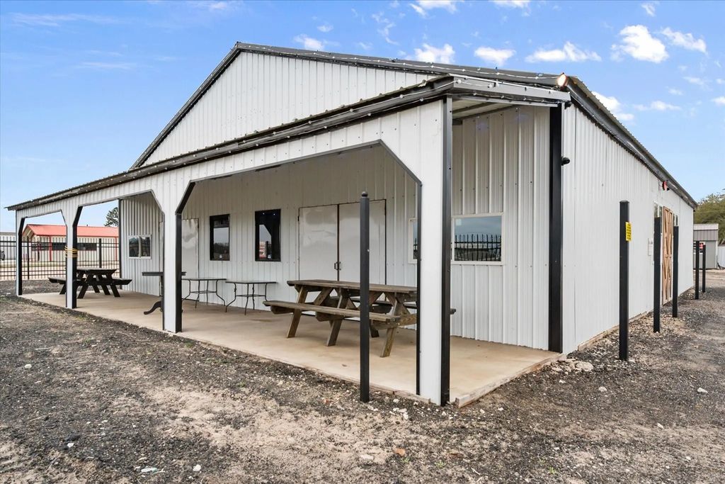849 W Us Highway 84, Teague