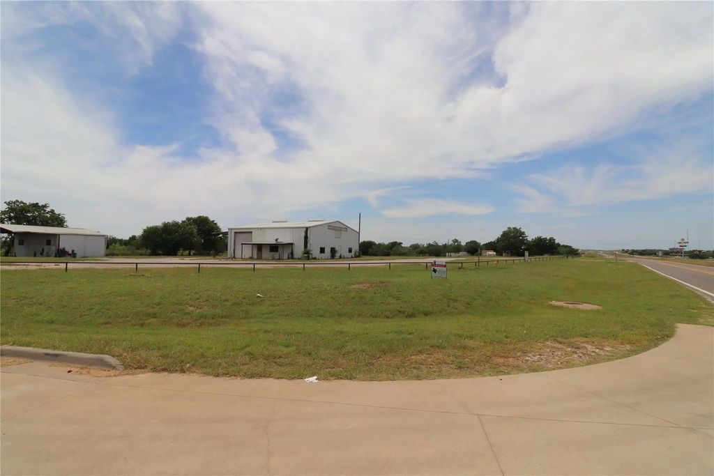 604 Us Highway 287 S, Henrietta