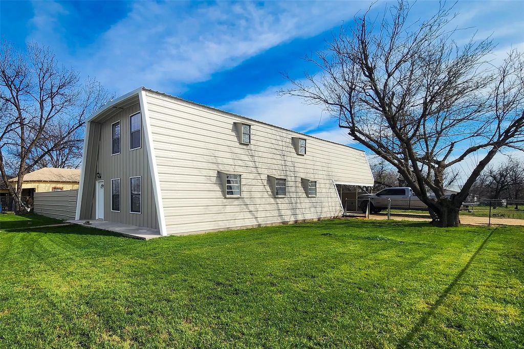 401 E Pierce Street, Winters