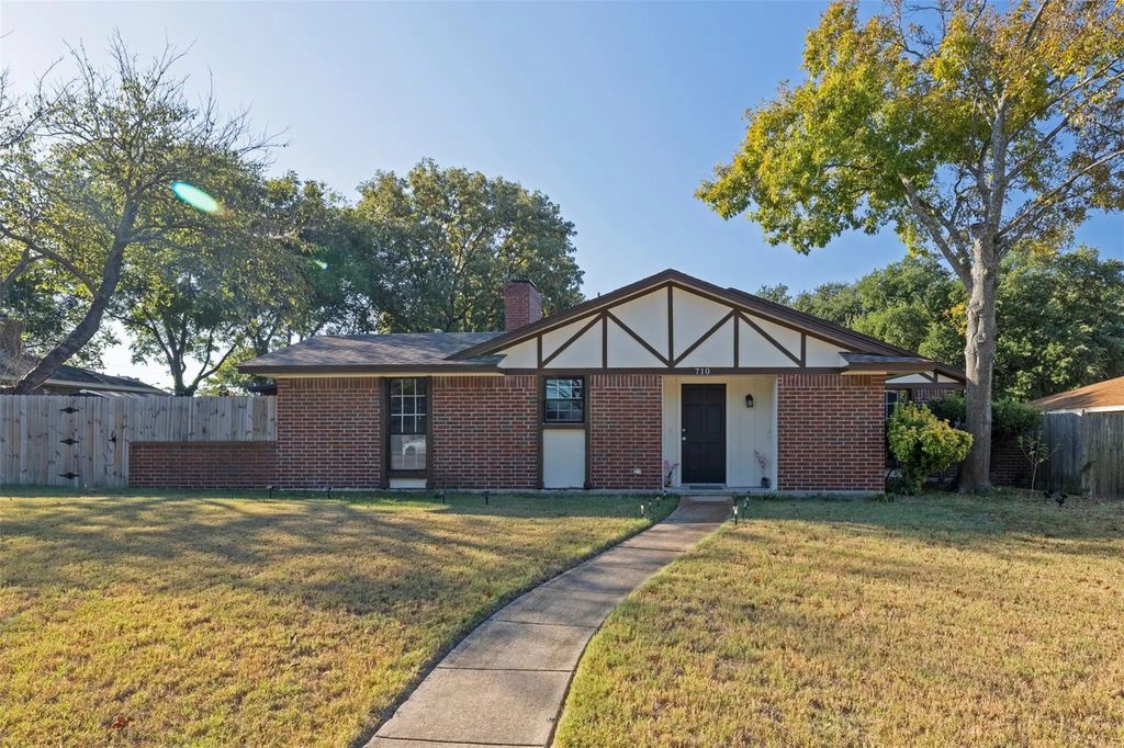 710 Waynelee Drive, Lancaster