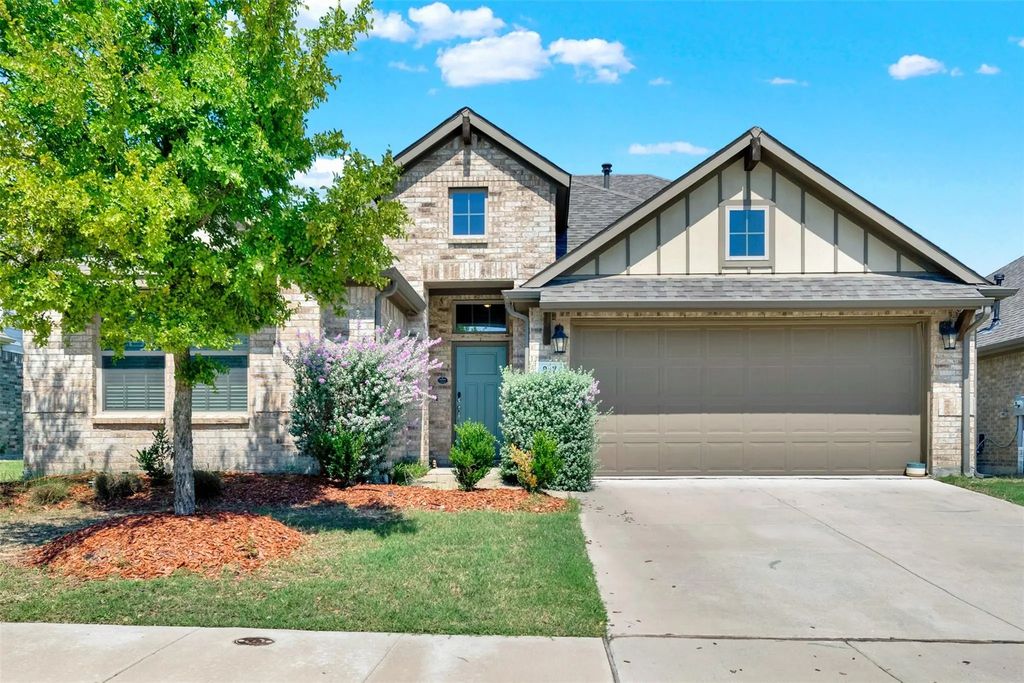 817 Amy Boulevard, Anna