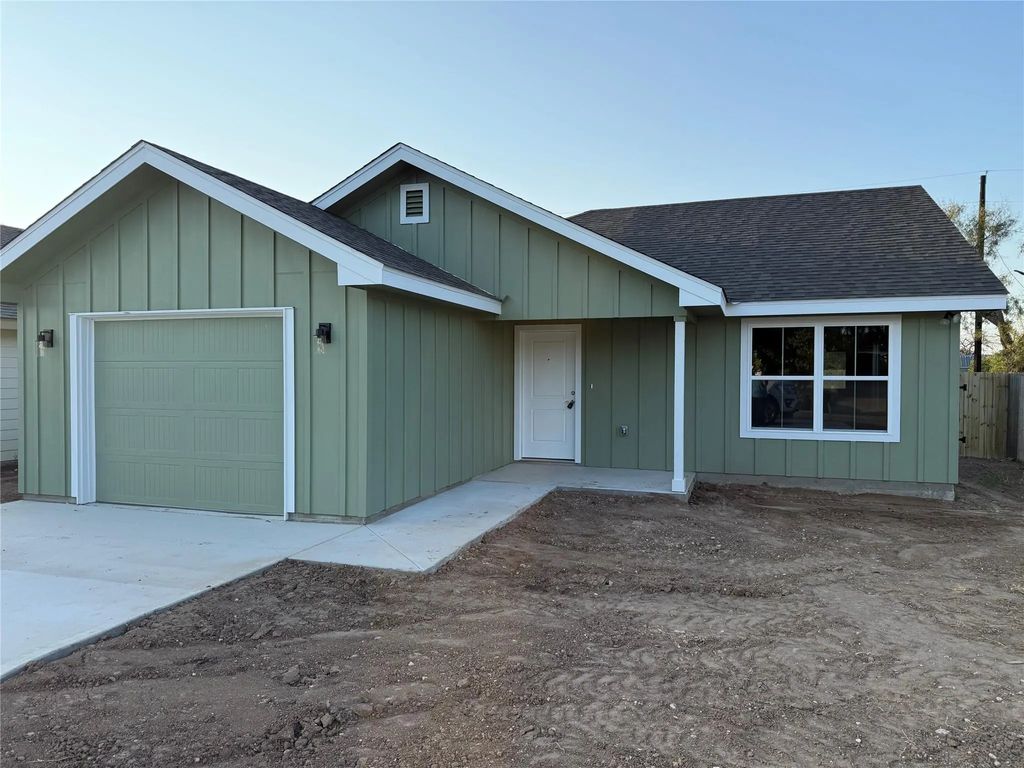 1710 E Avenue J, Lampasas