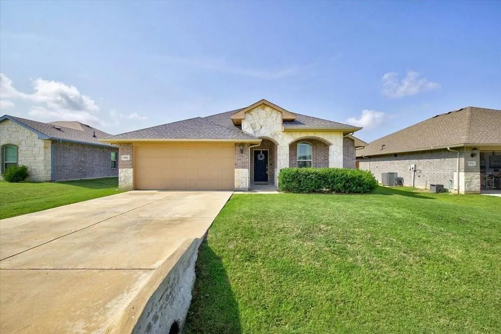 515 Cottage Row, Mabank