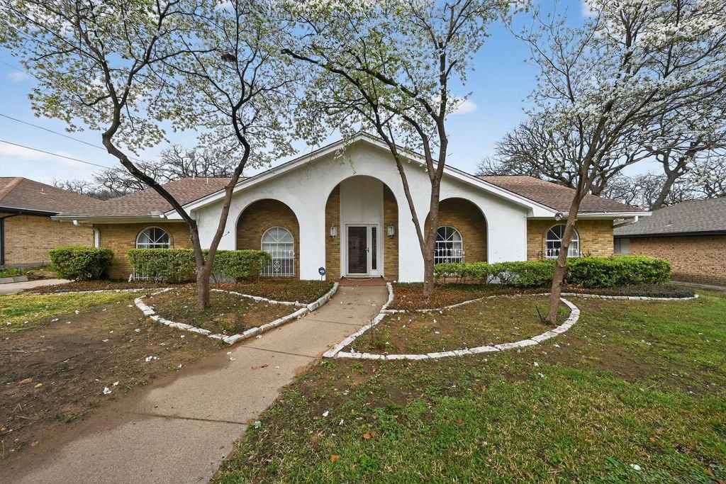 704 Castlewood Lane, Arlington