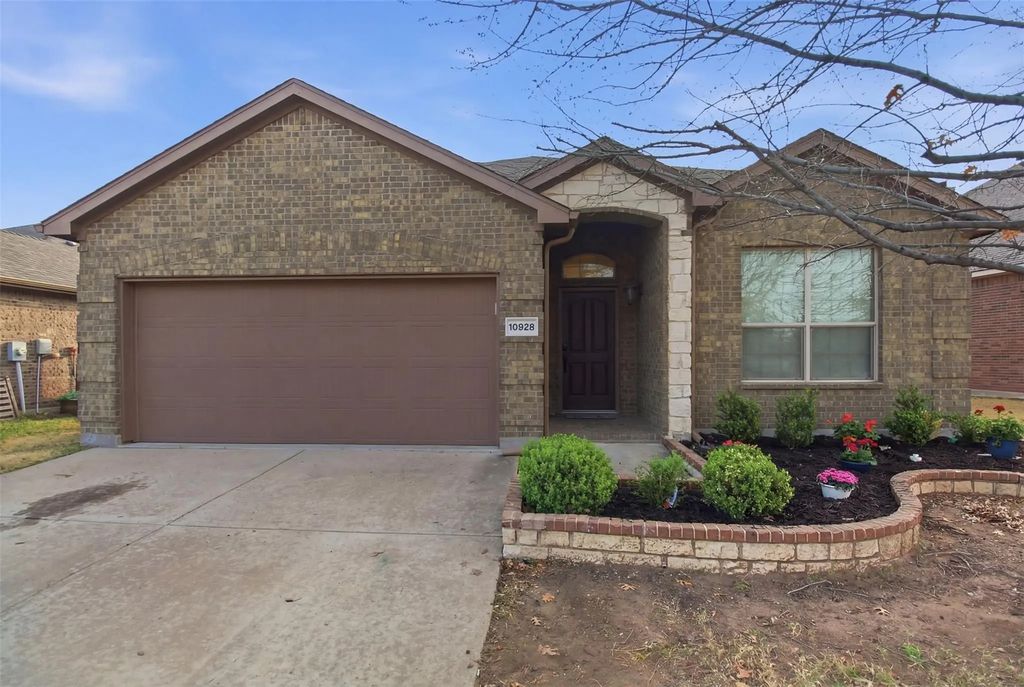 10928 Middleglen Road, Fort Worth