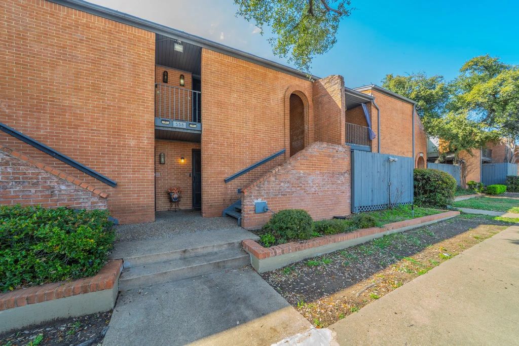 558 E Avenue J B, Grand Prairie