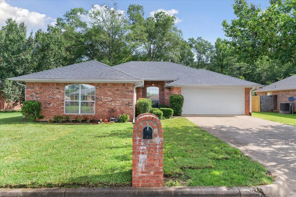 222 Amanda Court, Whitehouse