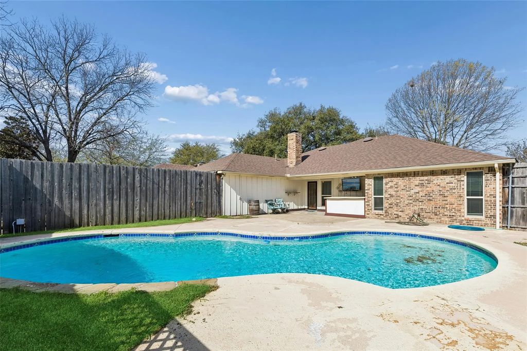 810 Meadowgate Drive, Garland