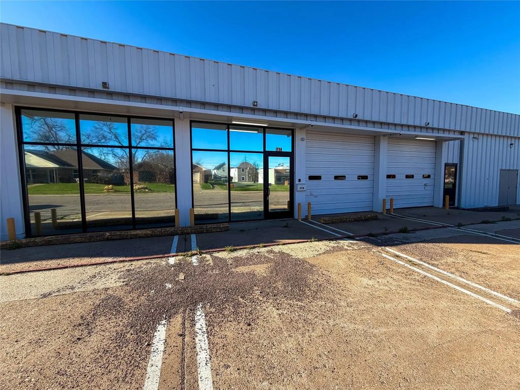714 W Chestnut Street, Denison