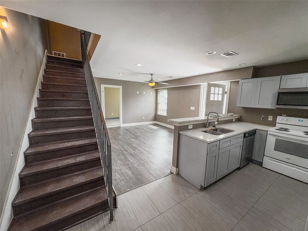 301 E Brockett Street 100, Sherman