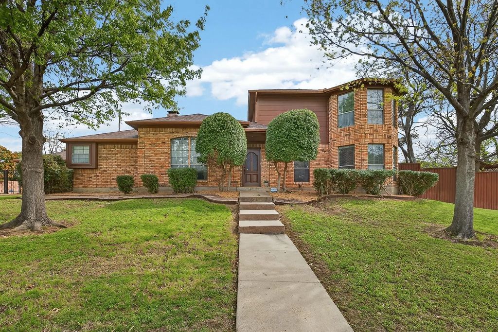 100 Castle Court, Irving