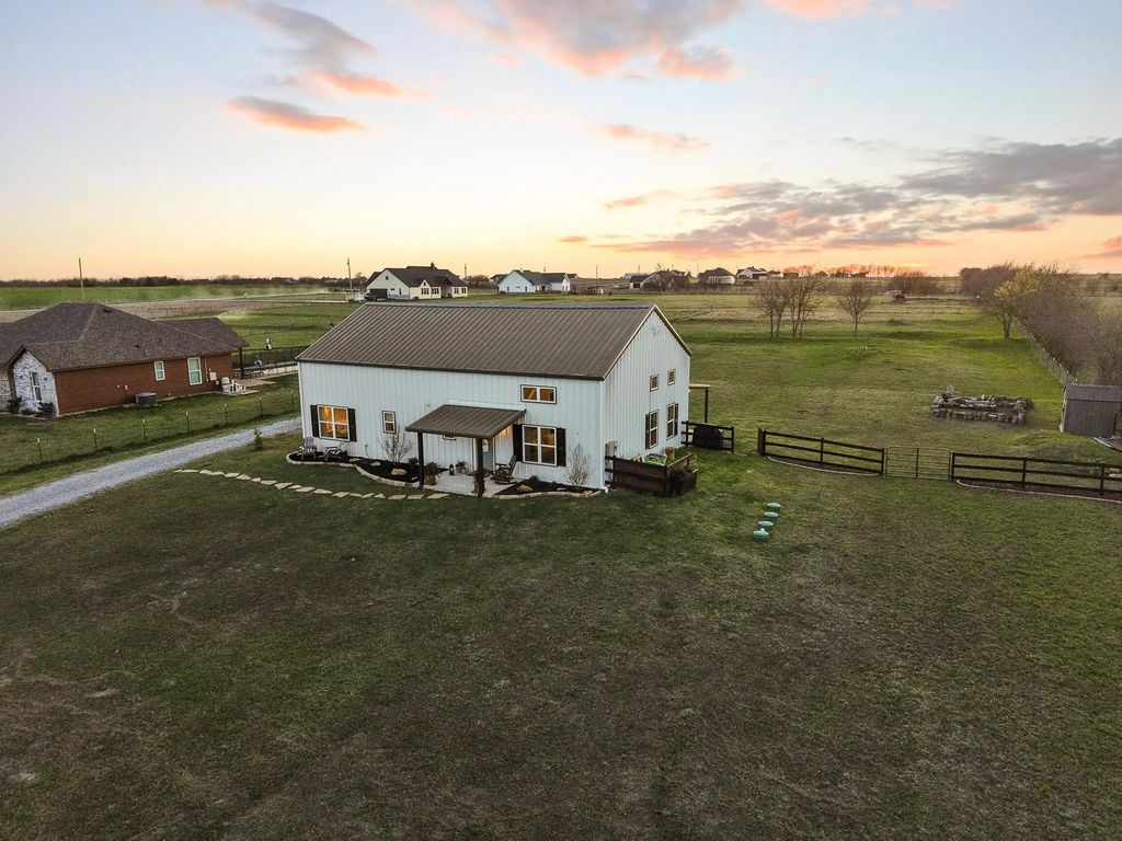 5828 County Road 1093, Celeste