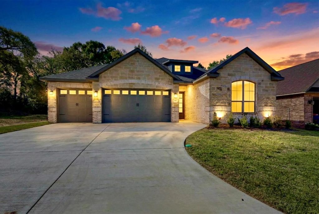 108 Palomita Circle, Athens