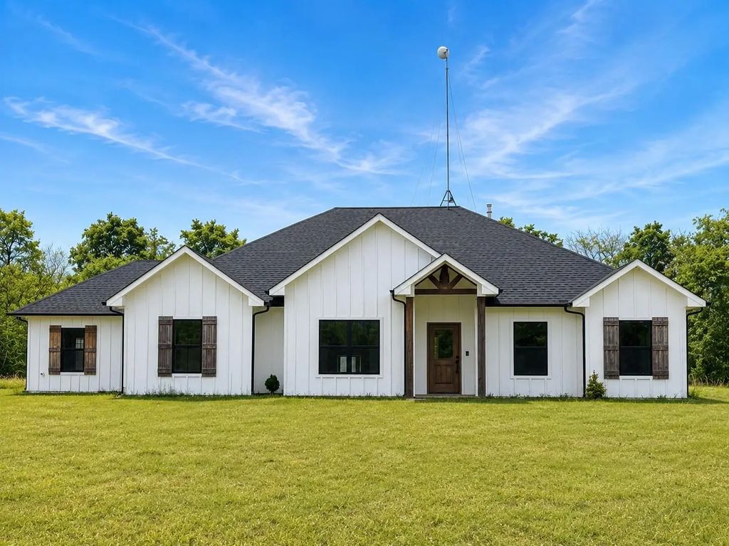 511 Interstate Highway 30 E, Sulphur Springs