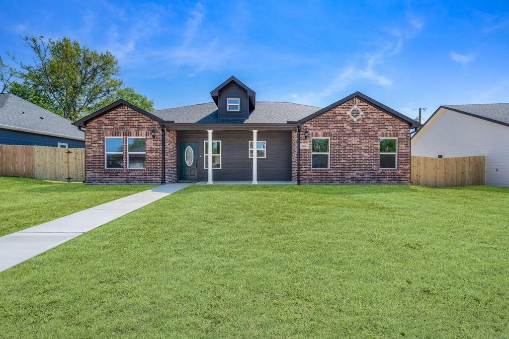 808 Jefferson Street E, Sulphur Springs