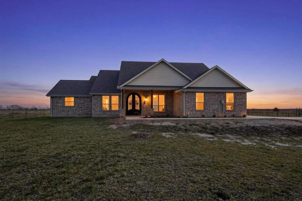 6721 County Road 1140, Leonard