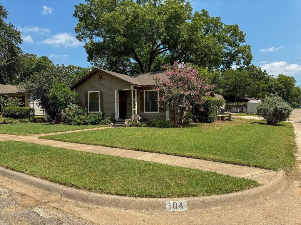 104 Dixon Street, Cleburne