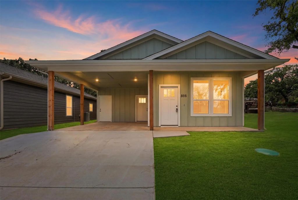 808 Branding Iron Trail, Granbury