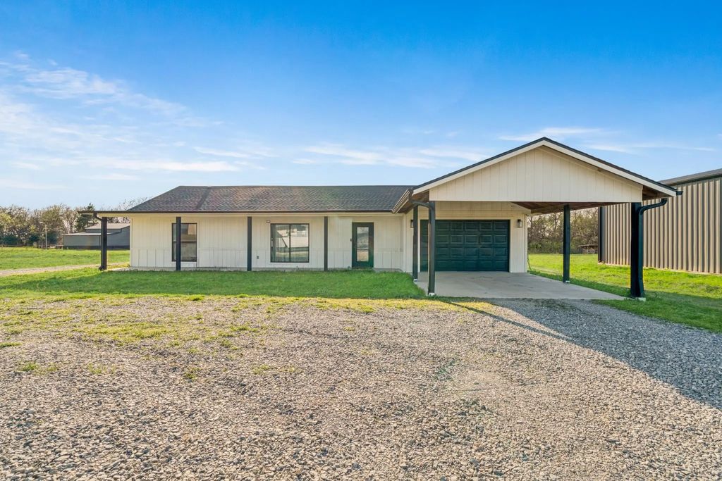 600 Private Road 24970, Brookston