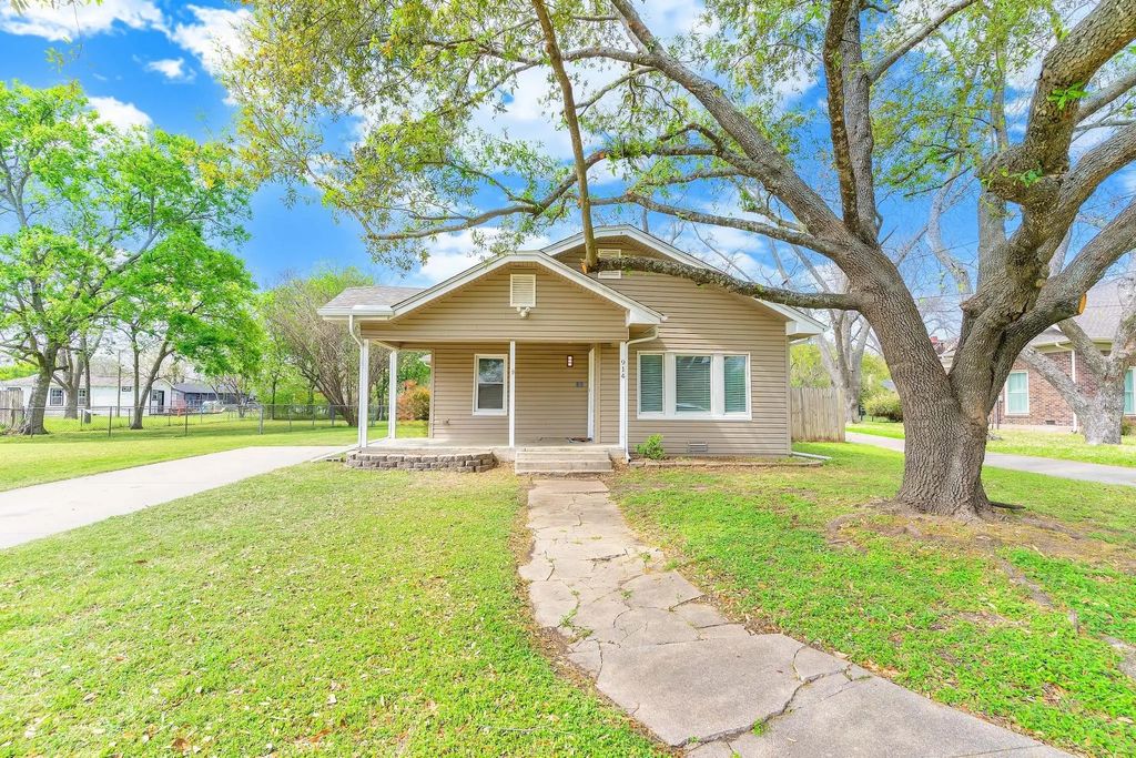914 Prairie Avenue, Cleburne