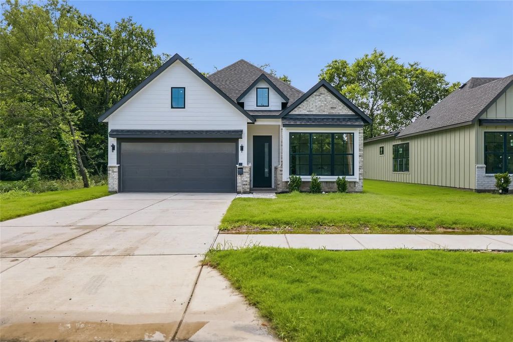 307 E Locust Street, Leonard