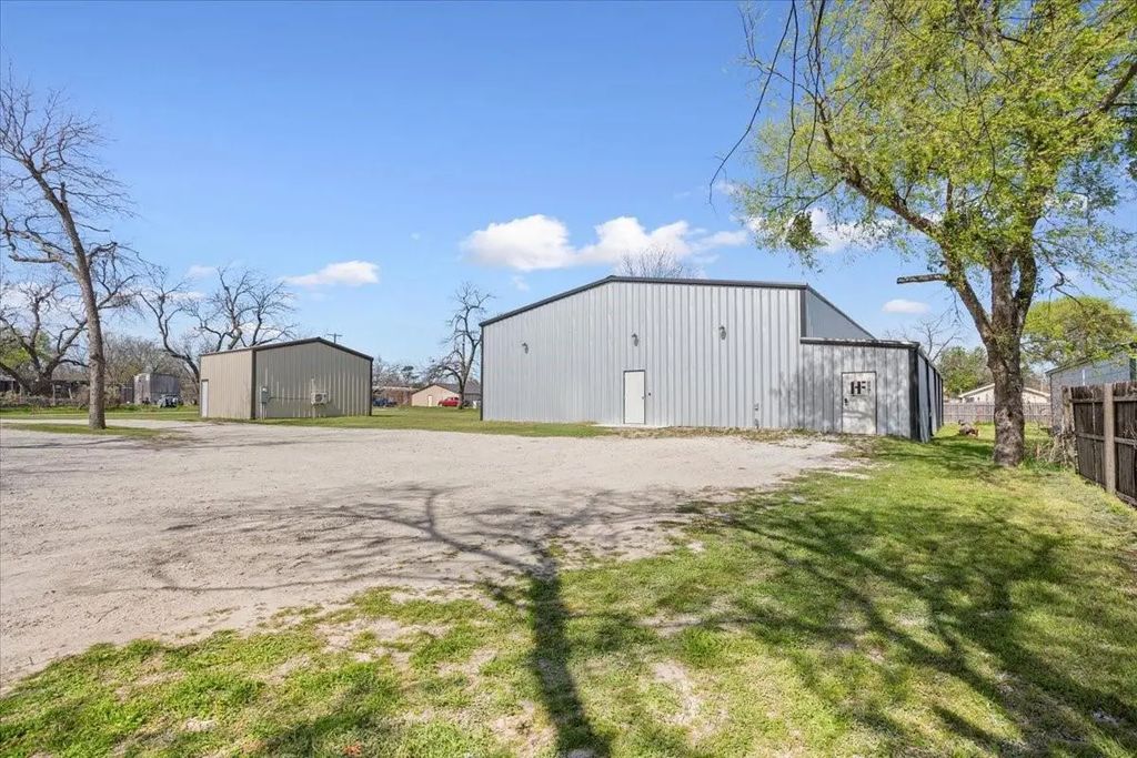 302 N Elm Avenue, Hubbard