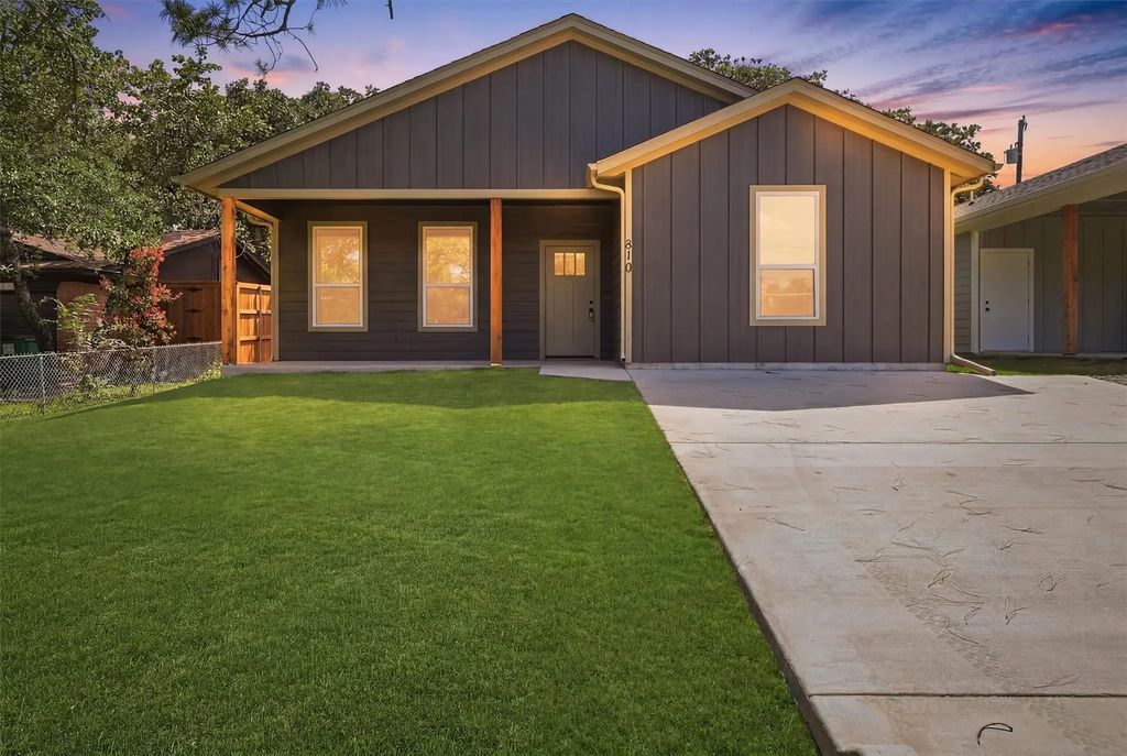 810 Branding Iron Trail, Granbury