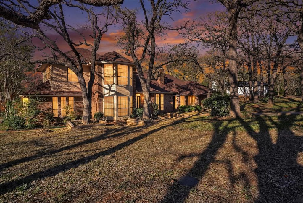 205 William Wallace Drive, Burleson