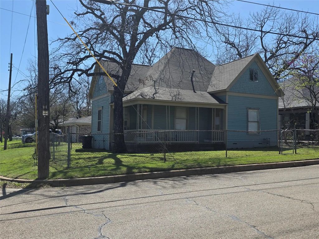 401 W Wilson Street, Cleburne