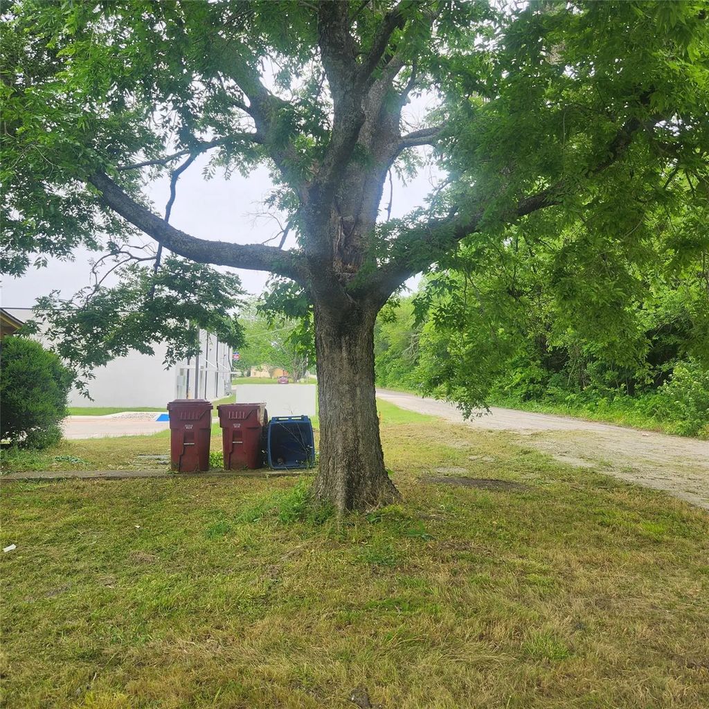 520 Locust Street, Farmersville