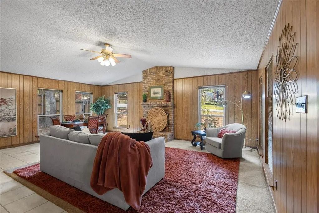 207 Grass Knoll Drive, Hideaway
