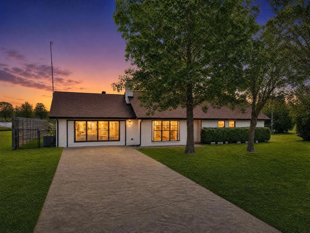 116 County Road 1559, Alba