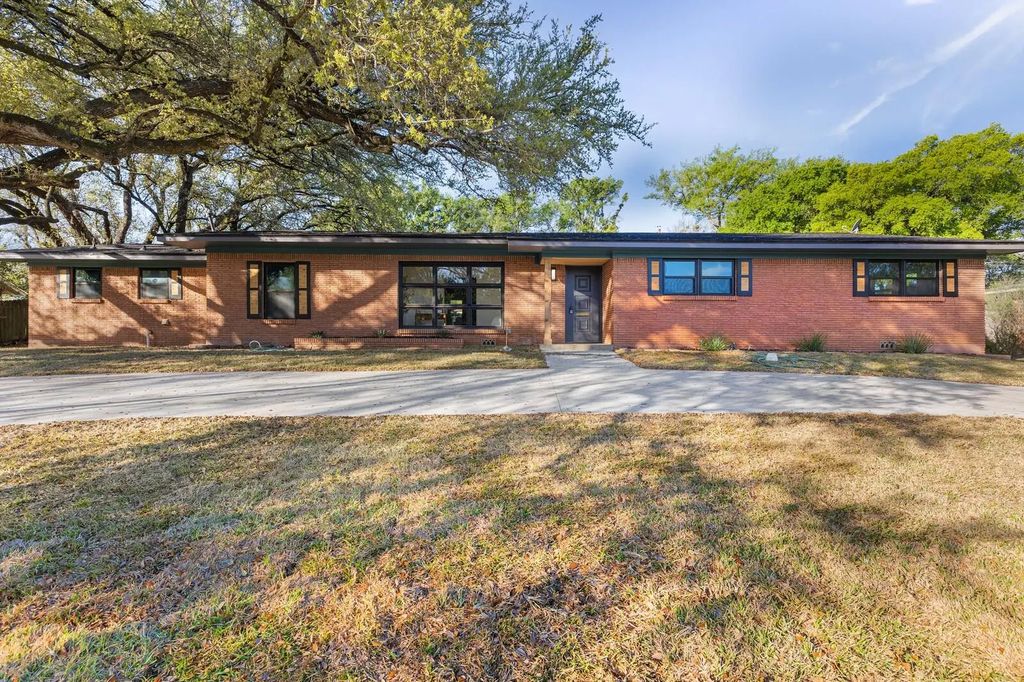 2324 Wooded Acres Drive, Waco