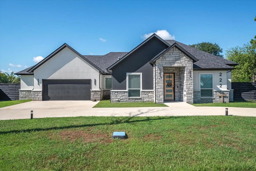 222 Meadowlark Drive, Wills Point