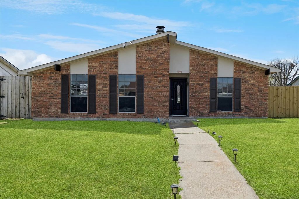 1905 Montana Trail, Grand Prairie