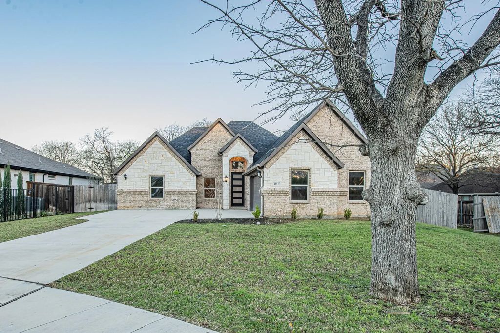 1617 Sea Breeze Court, Azle