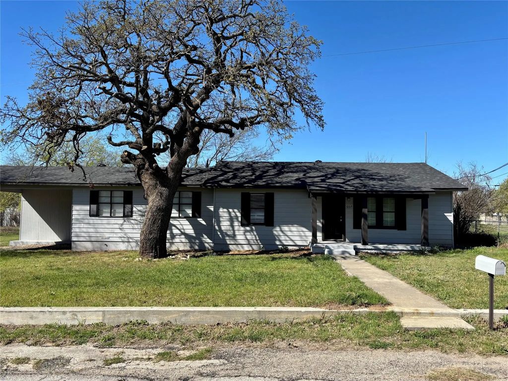 607 Baylor Street, Nocona