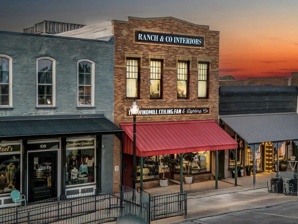 106 W Main Street, Pilot Point