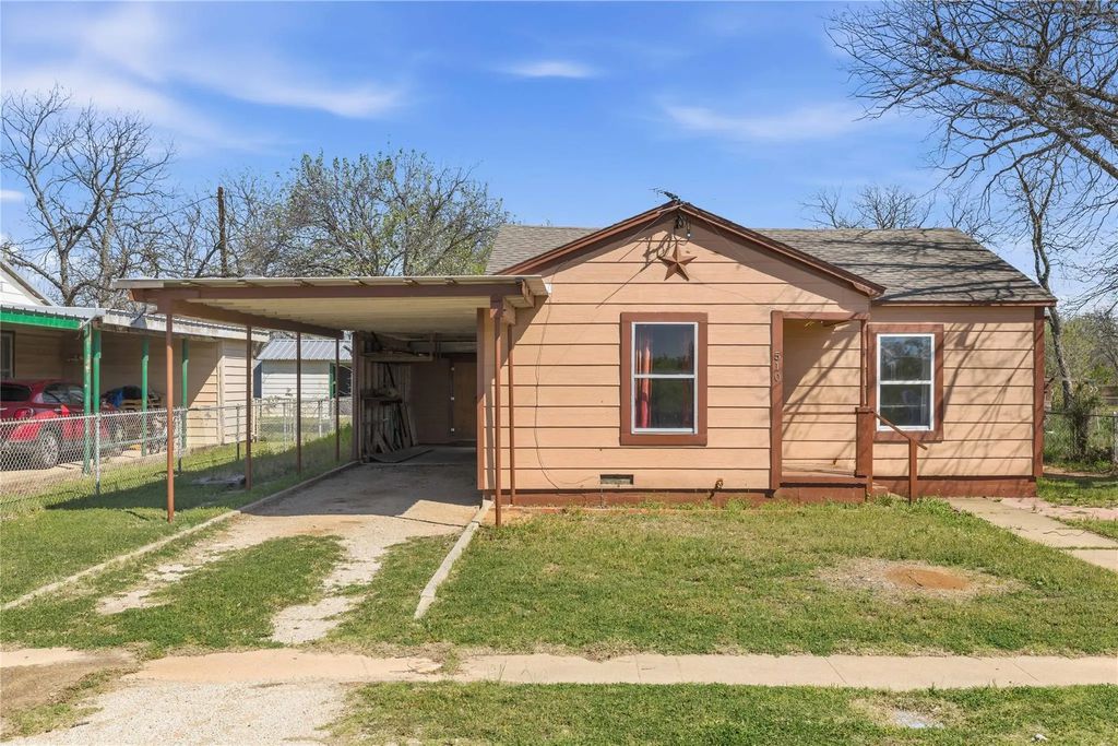 510 Medcalf Street, Bangs