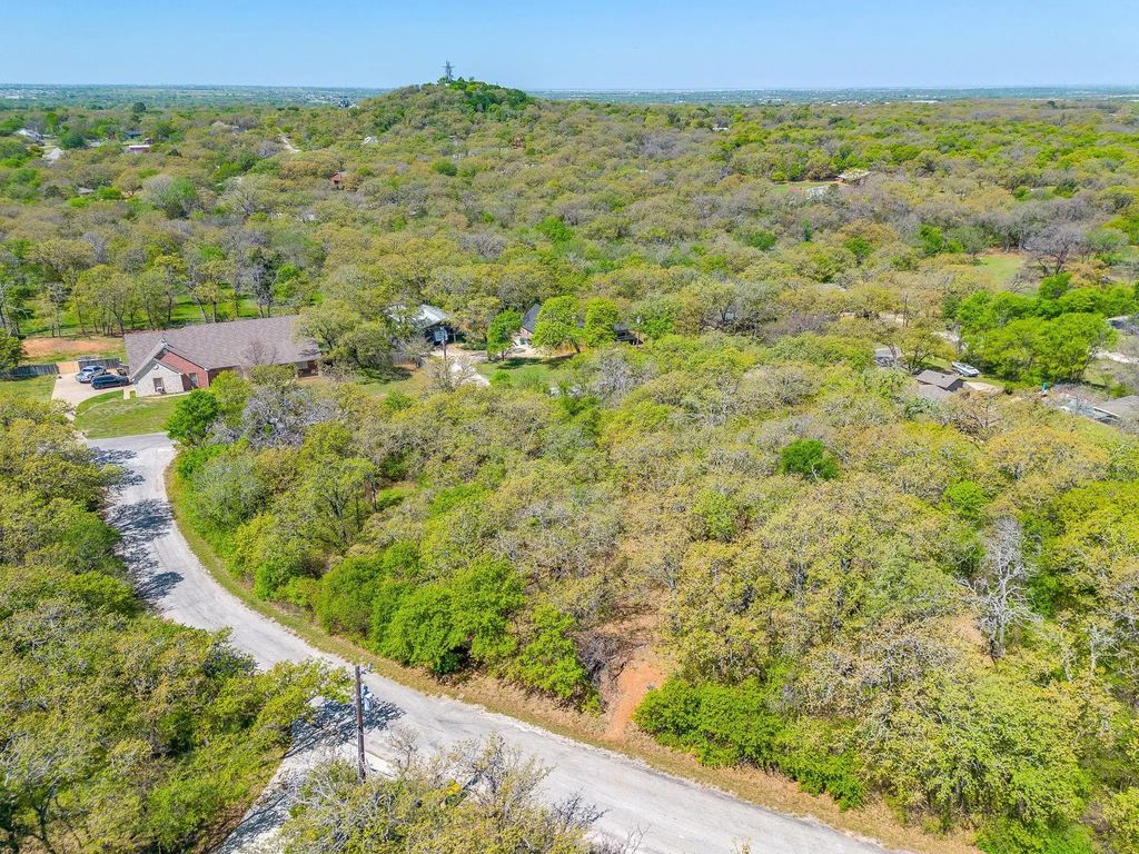 1000 Crazy Horse Trail, Burleson