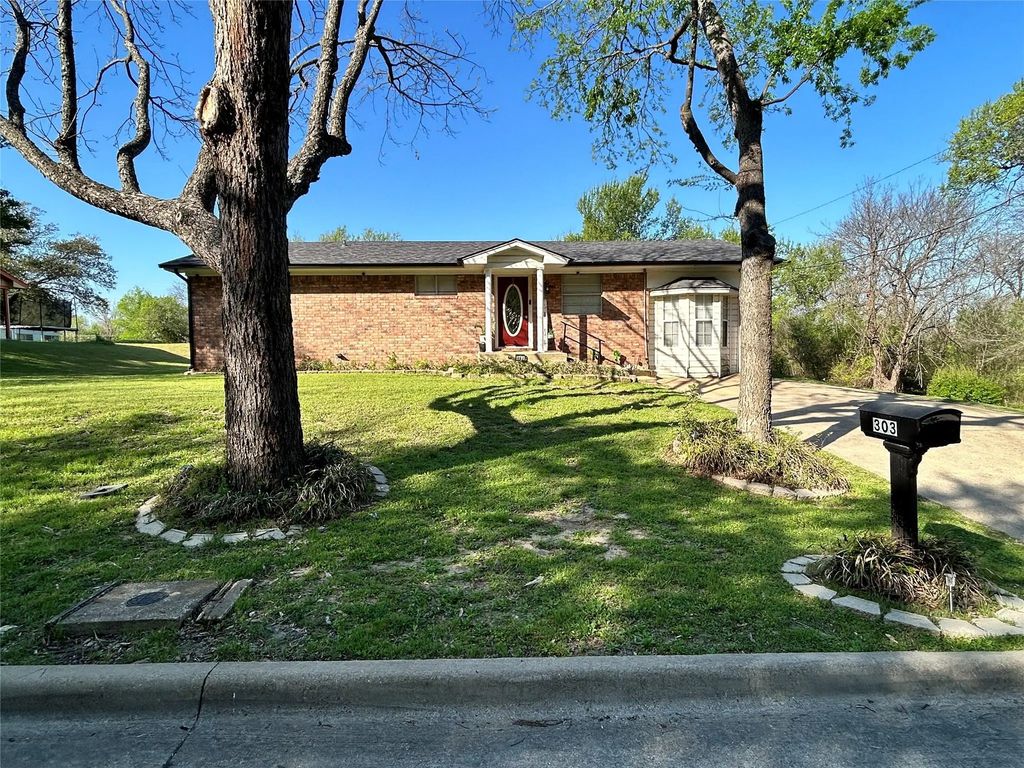 303 N Caesar Street, Ennis