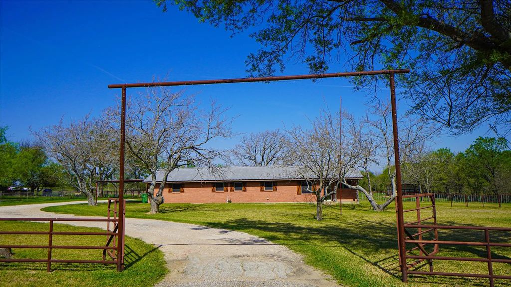 19761 N State Highway 34, Terrell