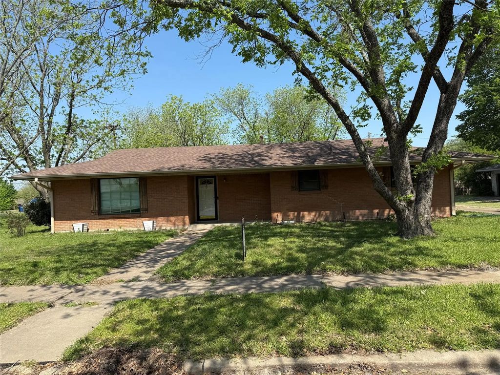 1412 Hillcrest Street, Ennis